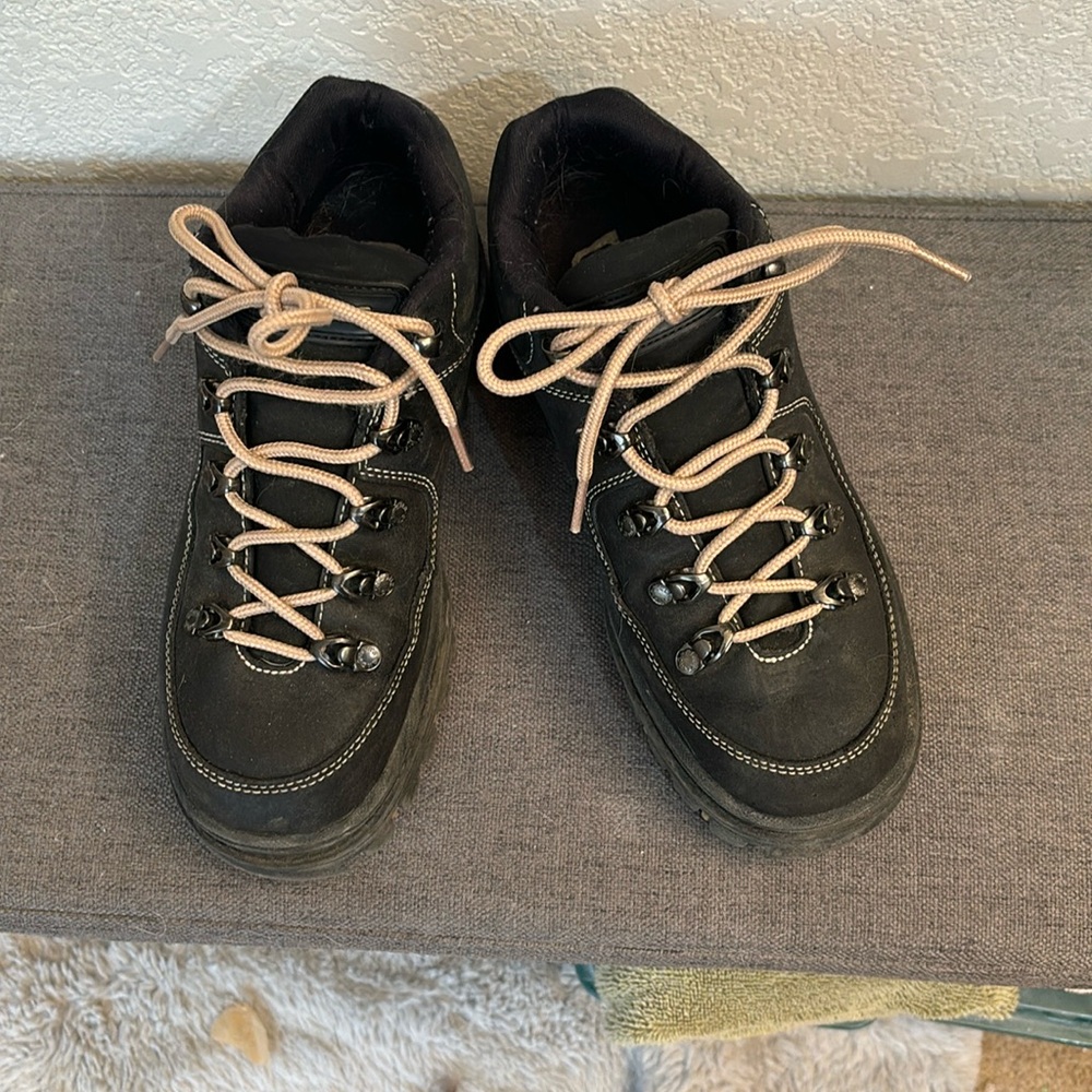 Sketchers low hikers
